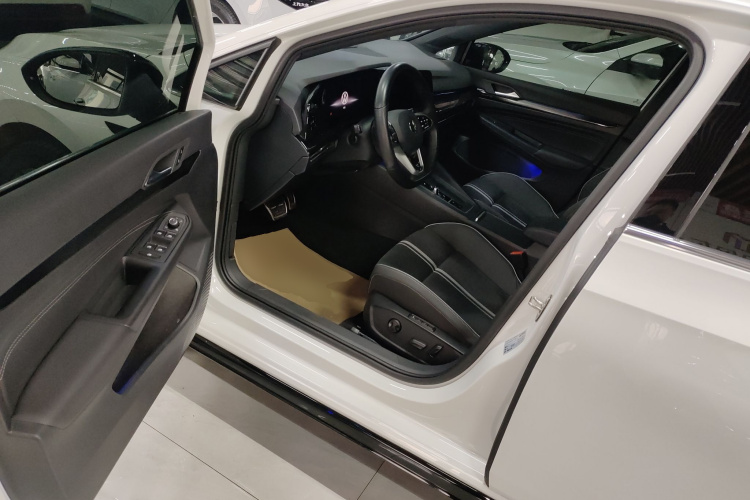 Volkswagen Golf 2022 car image #16