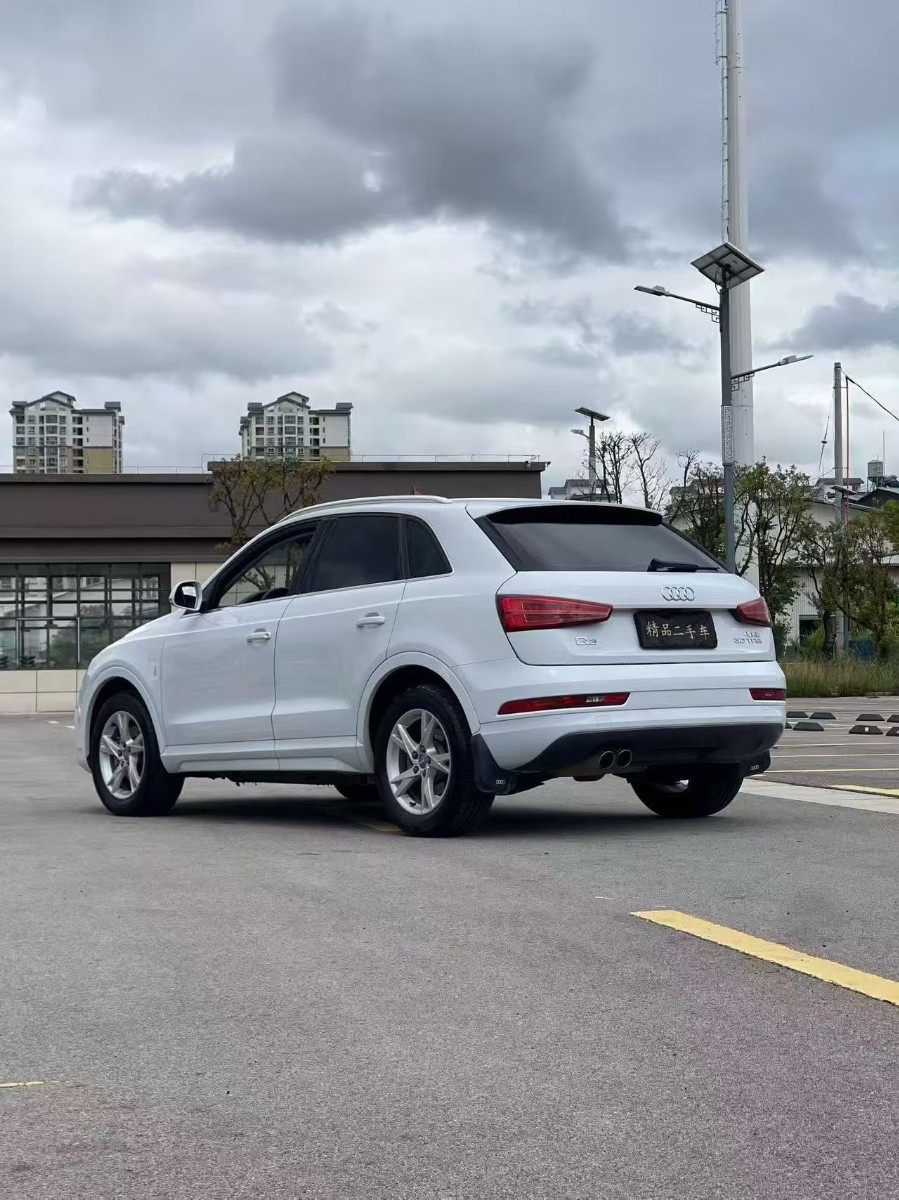 Audi Q3 2018 car image #9