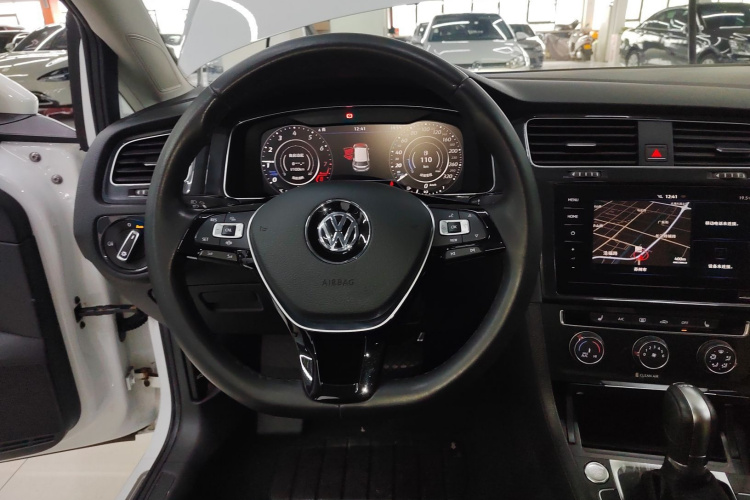 Volkswagen Golf 2020 car image #11