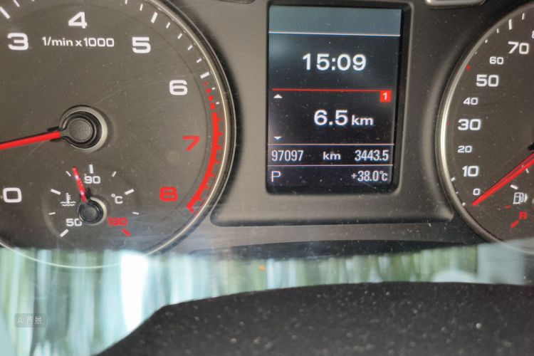 Audi Q3 2015 car image #14