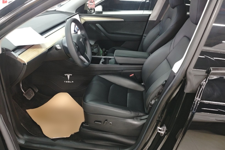 Tesla Model Y 2023 car image #17