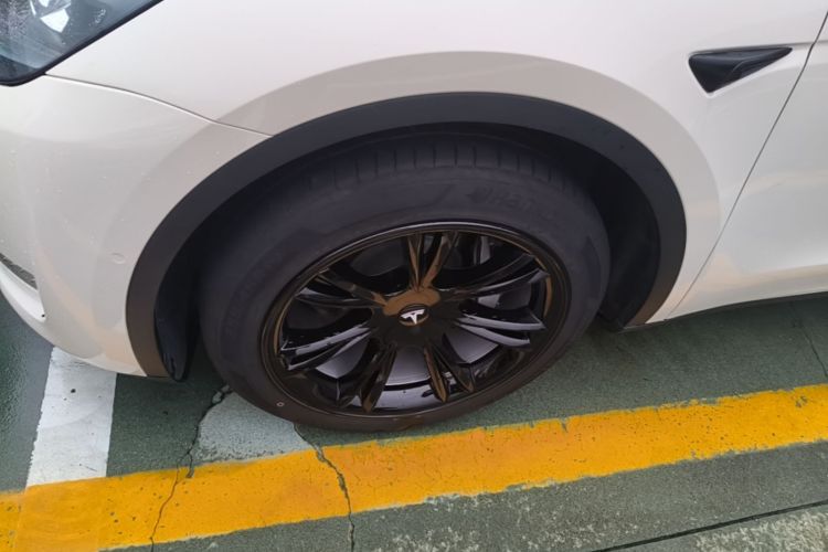Tesla Model Y 2023 car image #9