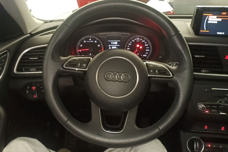 Audi Q3 2018 car image #11