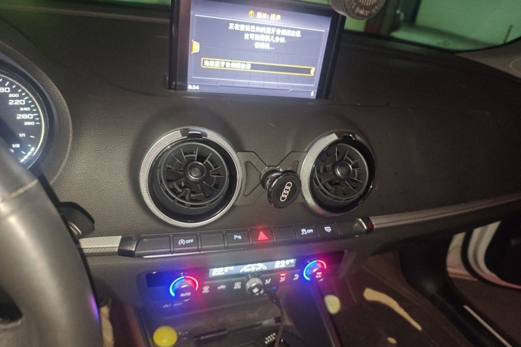 Audi A3 2018 car image #17