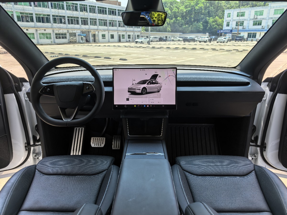 Tesla Model Y L 2025 #6 Tesla Model Y L 2025 car image #6