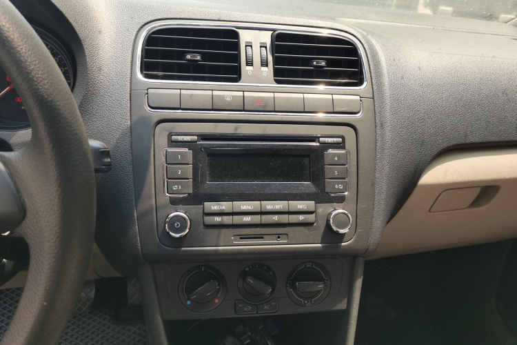 Volkswagen Polo 2011 imagem de carro #17