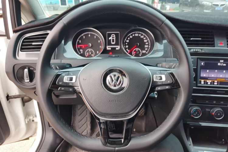Volkswagen Golf 2018 car image #11