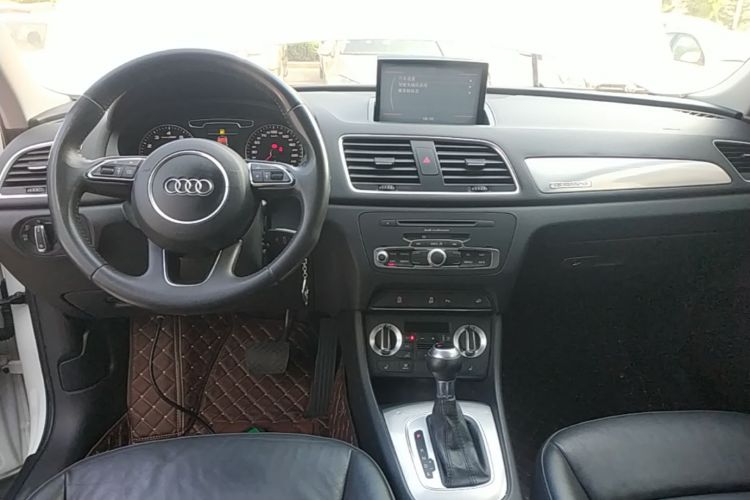 Audi Q3 2015 car image #10