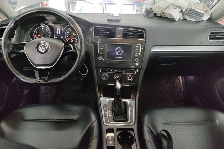 Volkswagen Golf 2017 car image #10