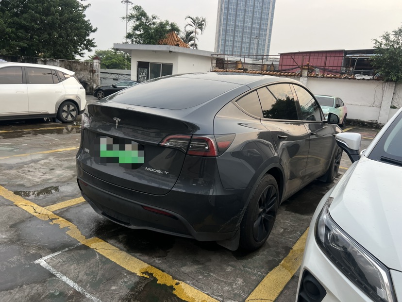 Tesla Model Y 2024 #4 Tesla Model Y 2024 car image #4