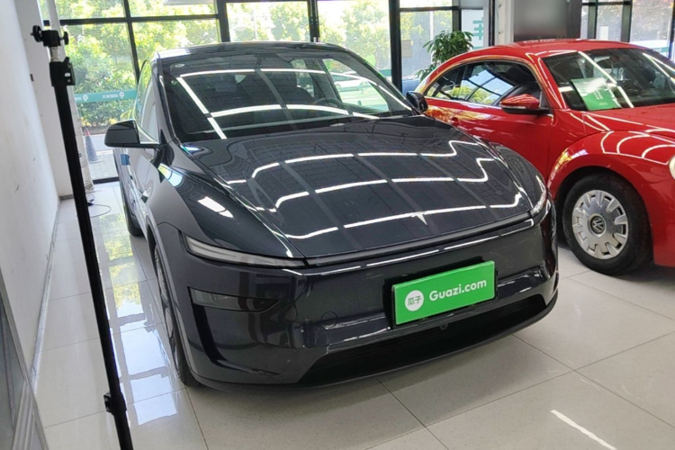 Tesla Model Y 2025 #4 Tesla Model Y 2025 car image #4