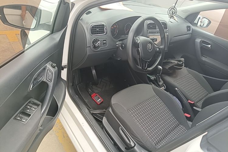Volkswagen Polo 2017 car image #16