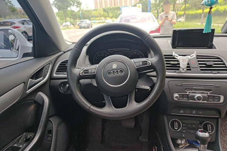 Audi Q3 2018 car image #11