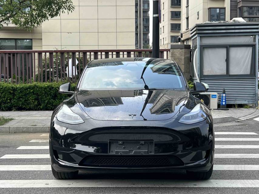 Tesla Model Y 2023 car image #2