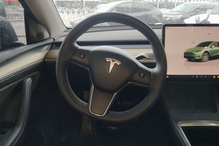 Tesla Model Y 2022 car image #11