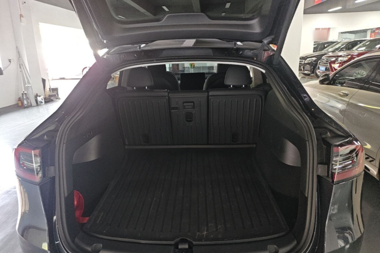 Tesla Model Y 2024 car image #19