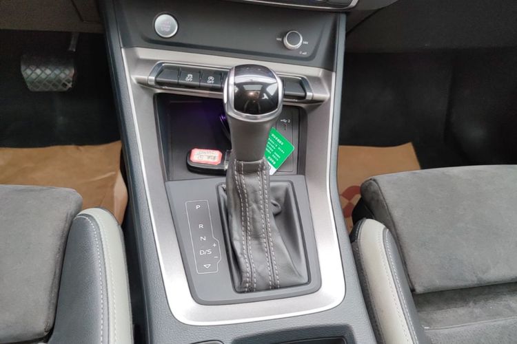 Audi Q3 2020 car image #18