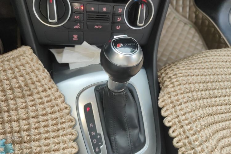 Audi Q3 2016 car image #16