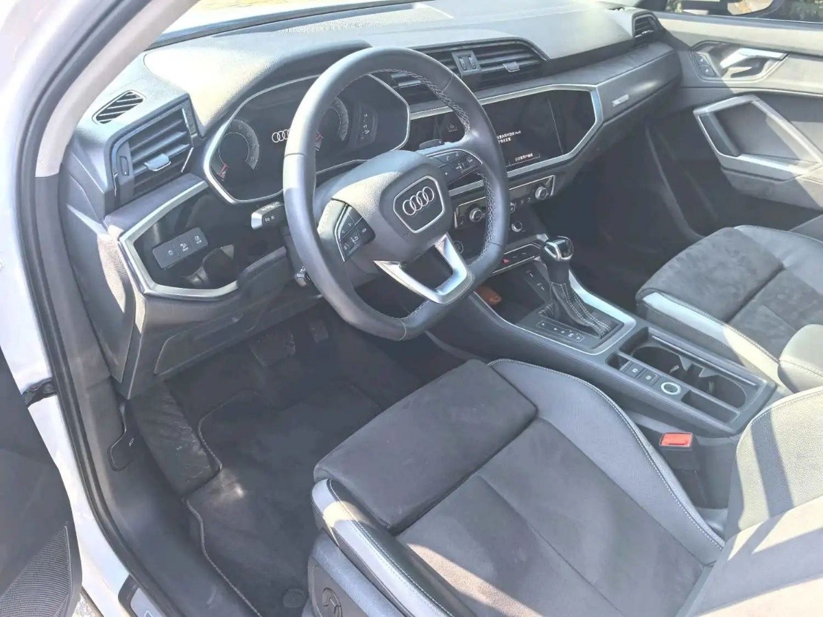 Audi Q3 2023 car image #2