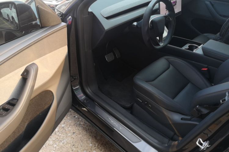 Tesla Model Y 2025 #16 Tesla Model Y 2025 car image #16