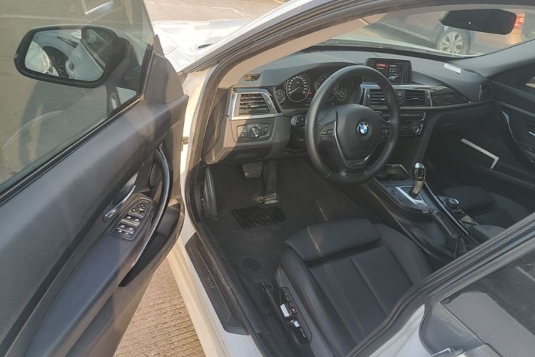 BMW 3 Series GT 2018 car image #16