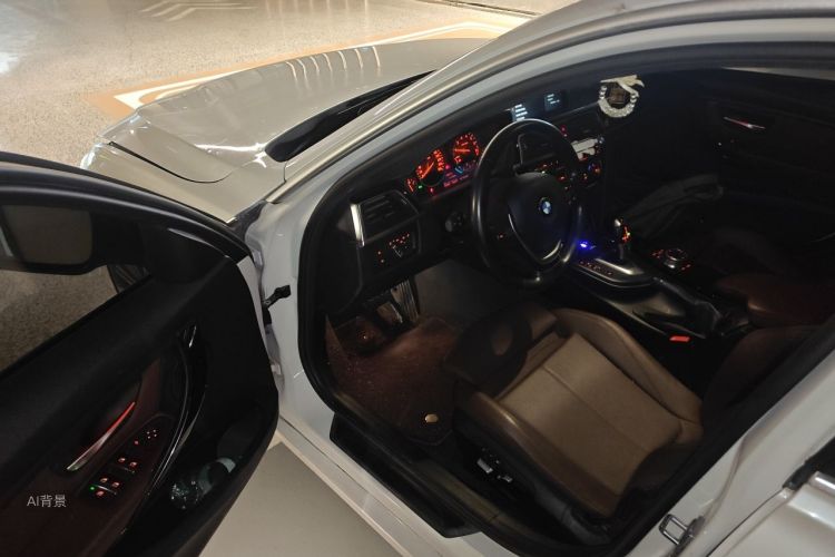 BMW 3 Series 2019 car image #18
