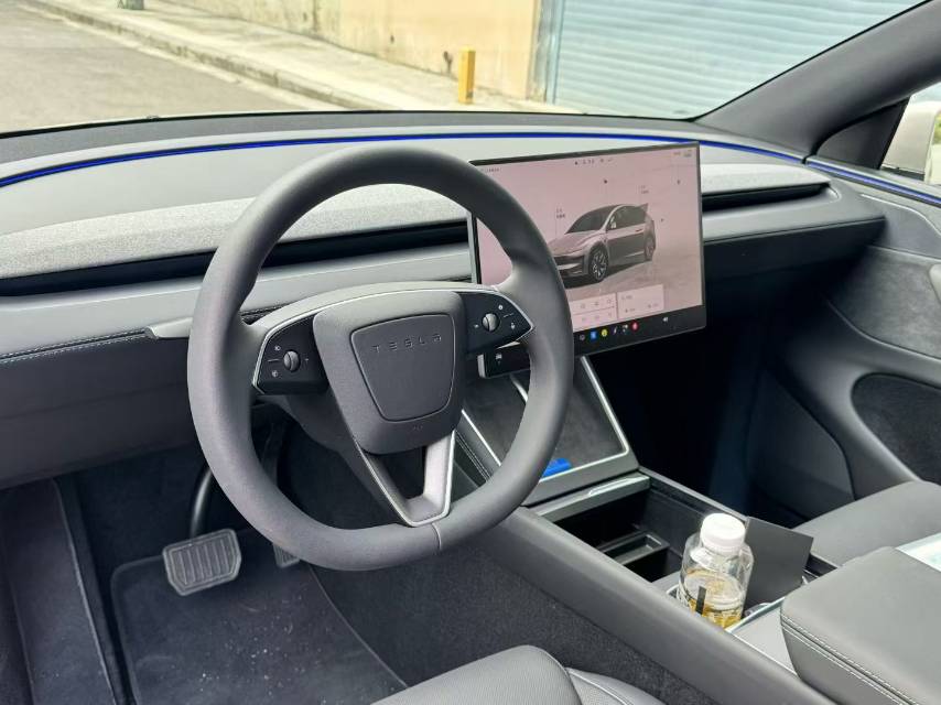 Tesla Model Y L 2026 car image #3