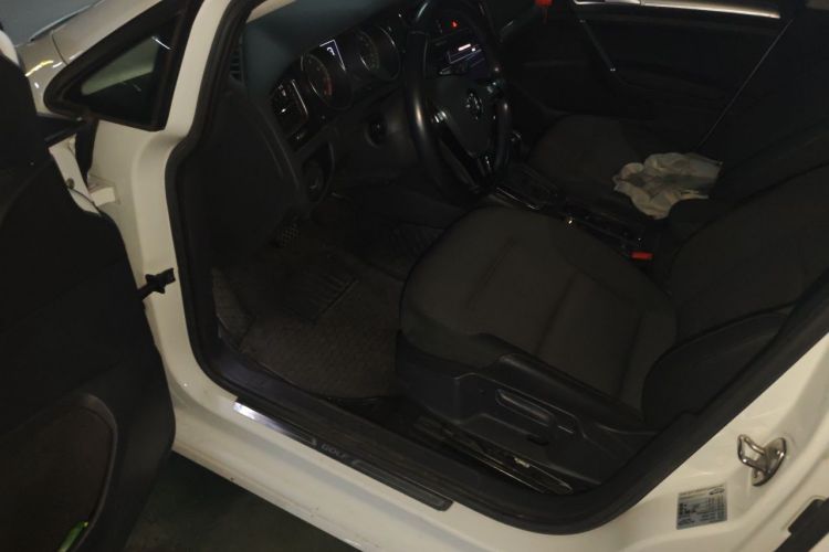 Volkswagen Golf 2020 car image #9