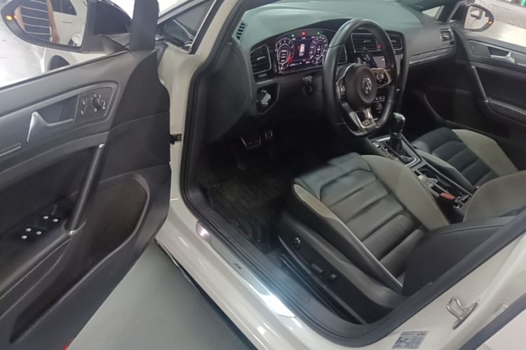 Volkswagen Golf 2020 car image #16