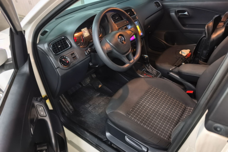 Volkswagen Polo 2015 car image #16