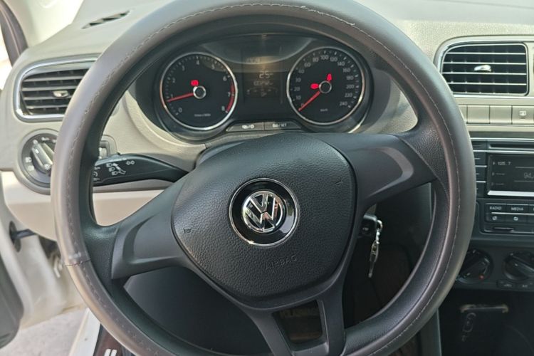Volkswagen Polo 2016 car image #11