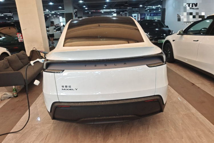 Tesla Model Y 2026 #6 Tesla Model Y 2026 car image #6