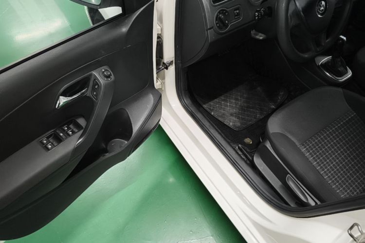 Volkswagen Polo 2015 car image #16