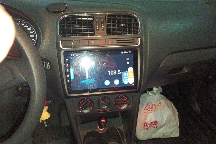Volkswagen Polo 2015 car image #13