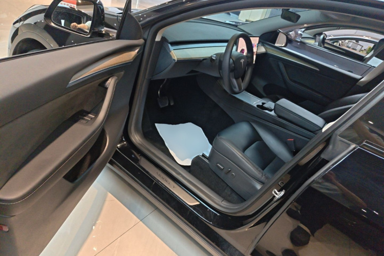 Tesla Model Y 2022 car image #16