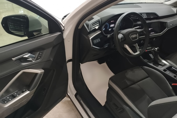 Audi Q3 2022 car image #16
