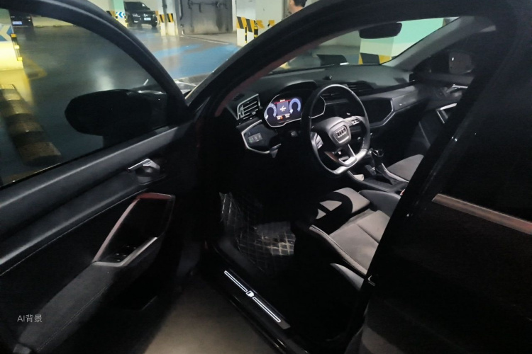 Audi Q3 2020 car image #18