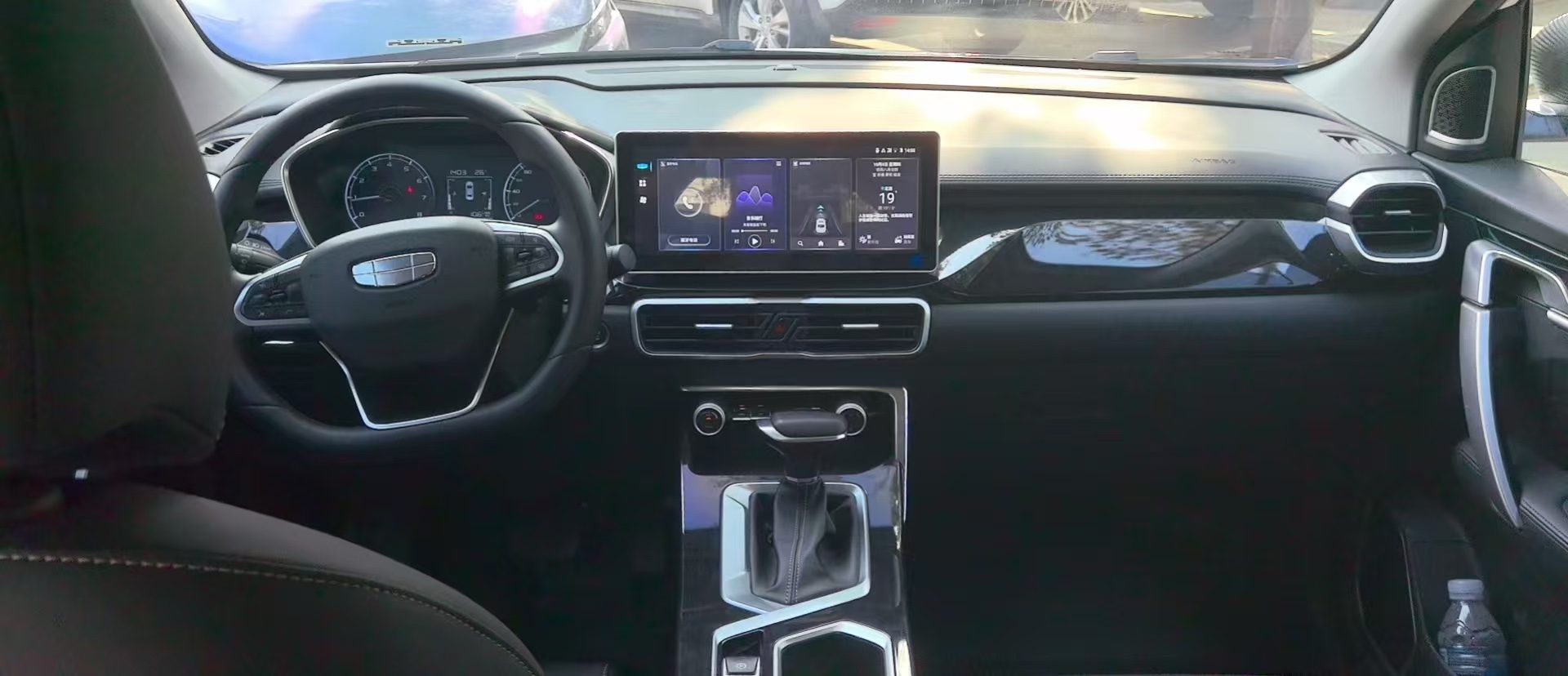 GEELY Coolray 2025 изображение автомобиля #2