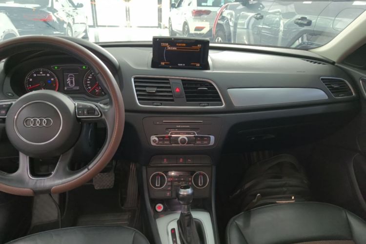 Audi Q3 2019 car image #13