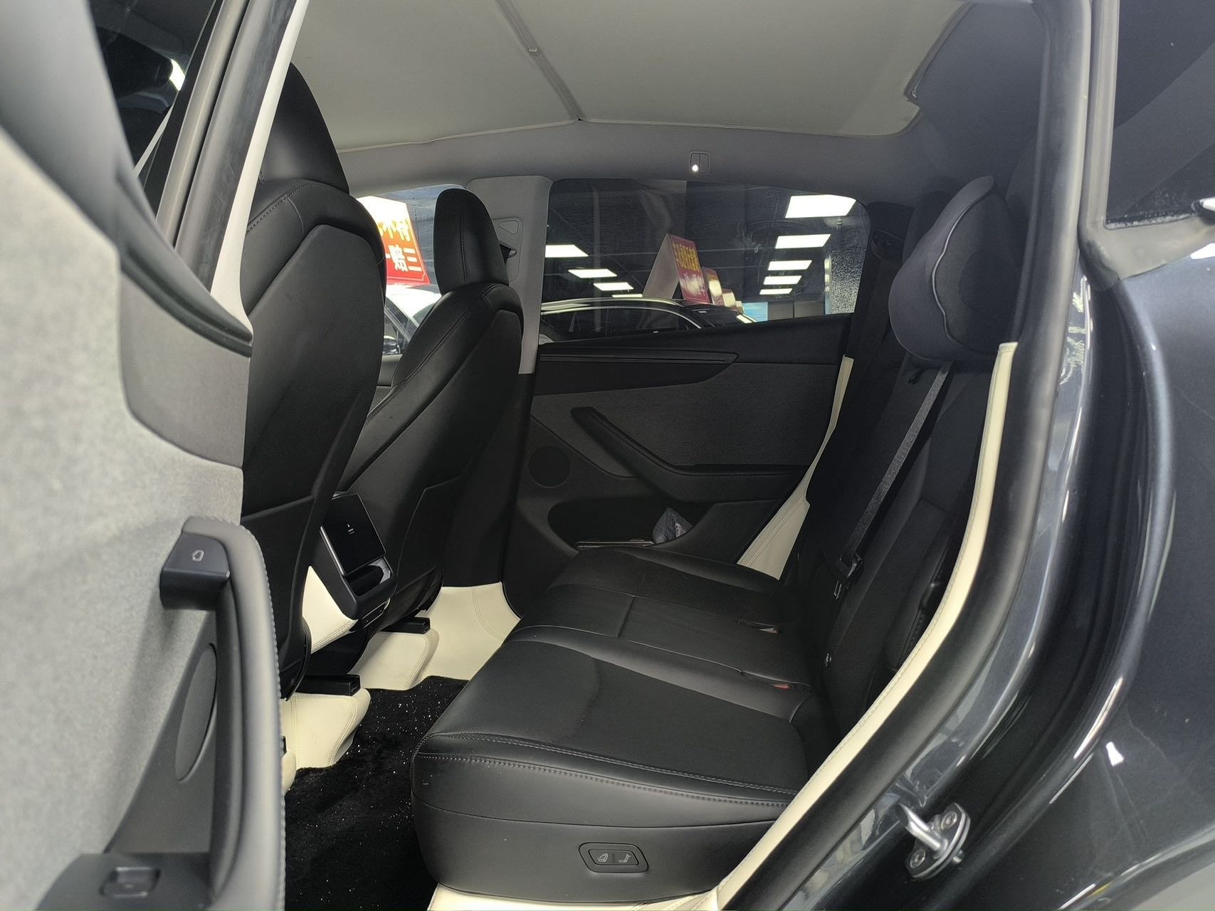 Tesla Model Y 2025 #6 Tesla Model Y 2025 car image #6