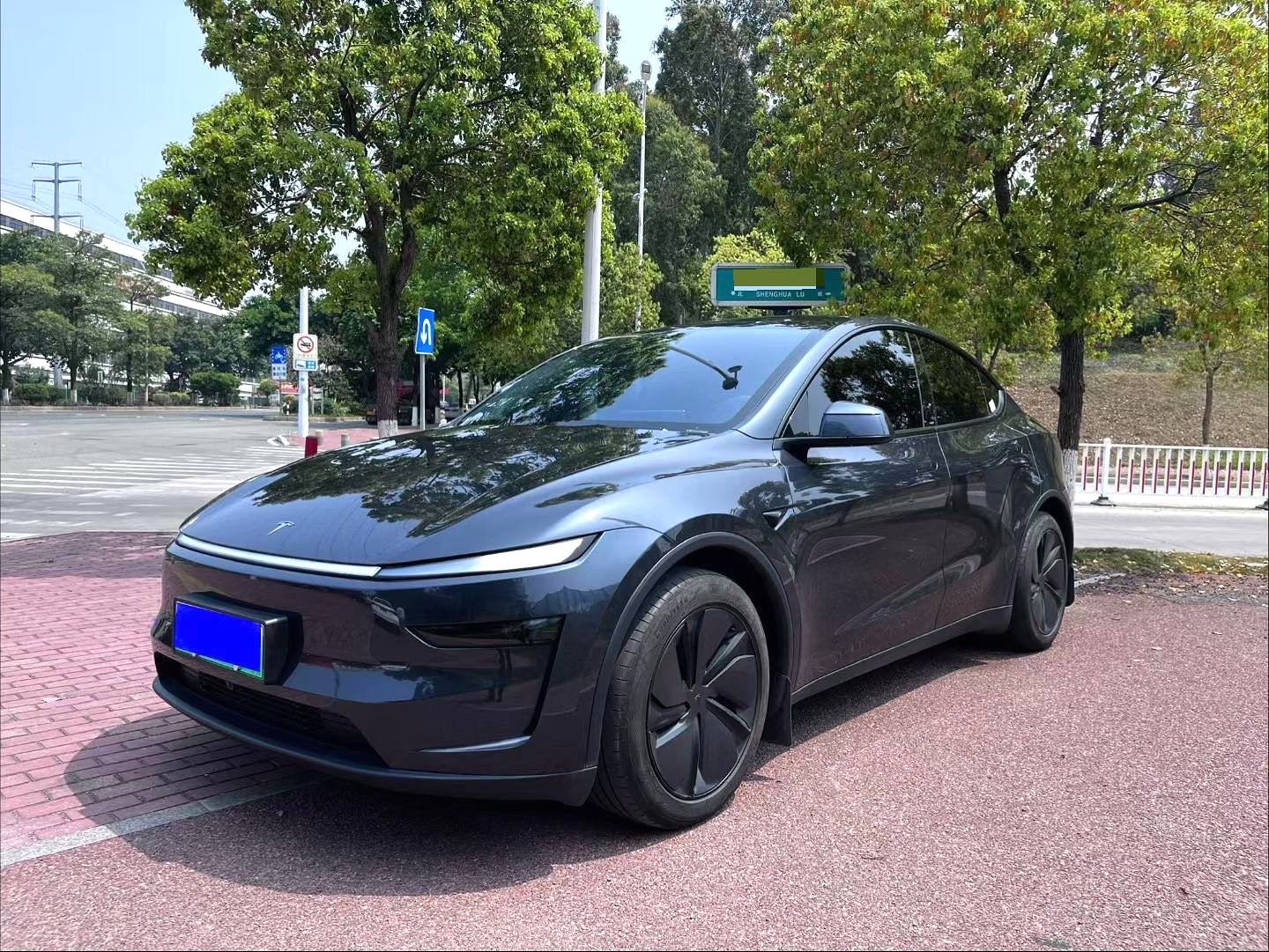 Tesla Model Y 2025 immagine di auto 