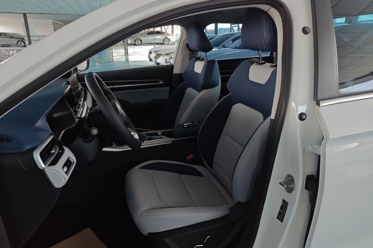 GEELY Emgrand 2022 #11 GEELY Emgrand 2022 car image #11