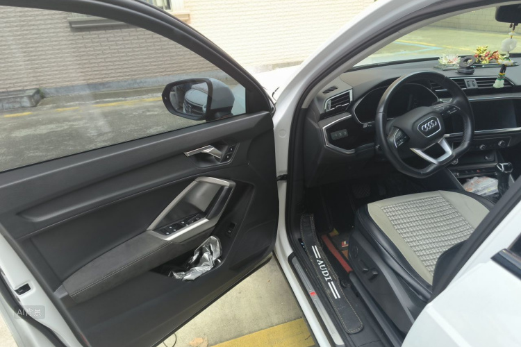 Audi Q3 2020 car image #18