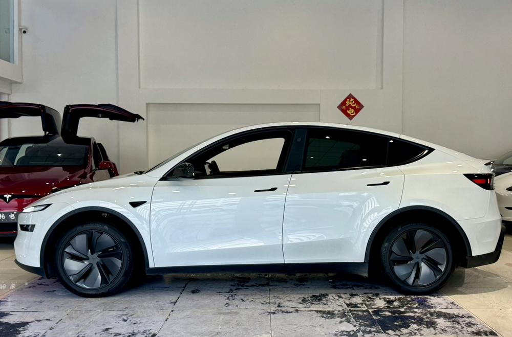 Tesla Model Y 2026 #4 Tesla Model Y 2026 car image #4