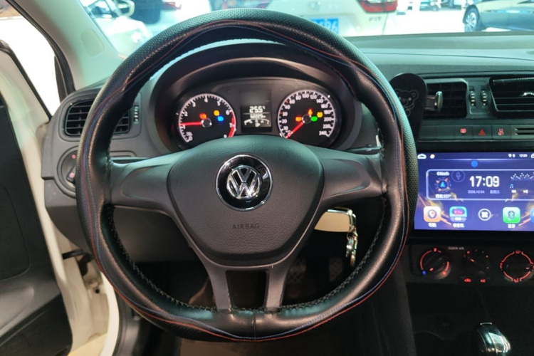 Volkswagen Polo 2018 car image #11