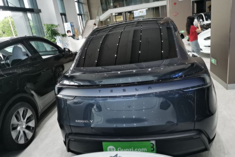 Tesla Model Y 2025 #6 Tesla Model Y 2025 car image #6