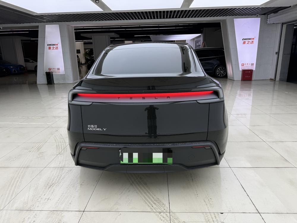Tesla Model Y 2025 #5 Tesla Model Y 2025 car image #5