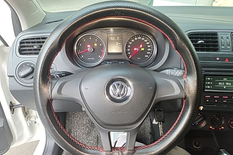 Volkswagen Polo 2015 car image #11