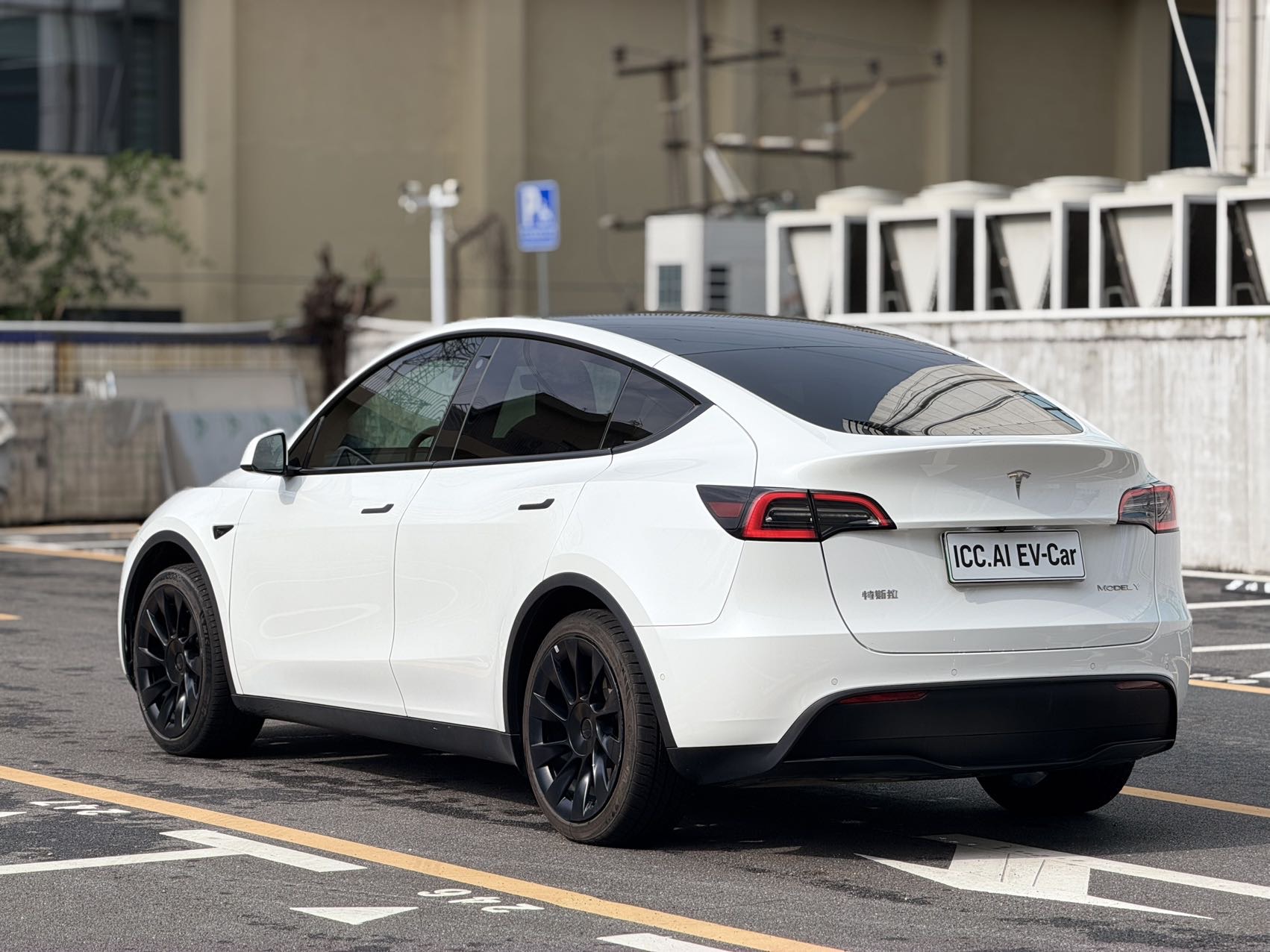 Tesla Model Y 2024 #4 Tesla Model Y 2024 car image #4