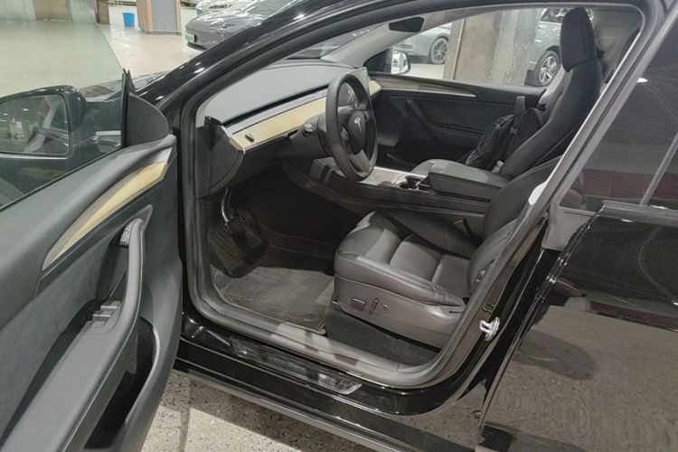 Tesla Model Y 2023 immagine di auto #16